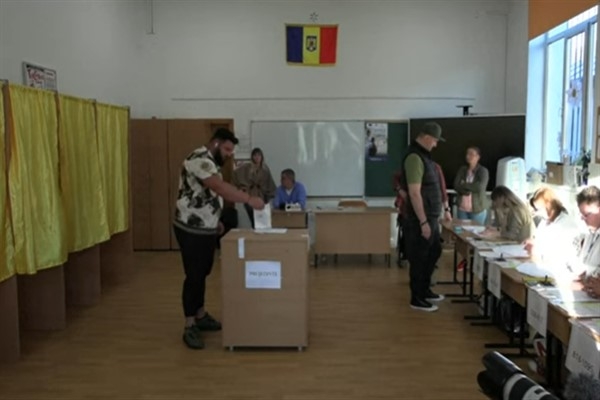 Romanya'da tekrarlanan cumhurbaşkanlığı seçimlerinin ilk turu bugün yapılıyor