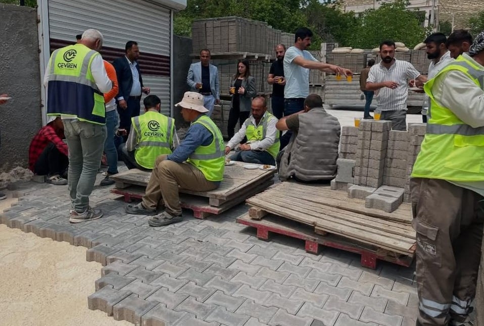 Mazıdağı Belediye Eşbaşkanları, parke taşı işçilerini ziyaret ederek tatlı ikram etti