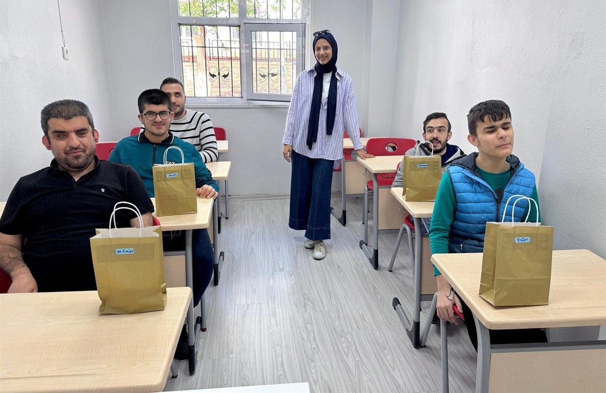 Batman'da görme engelli gençler için seramik atölyesi
