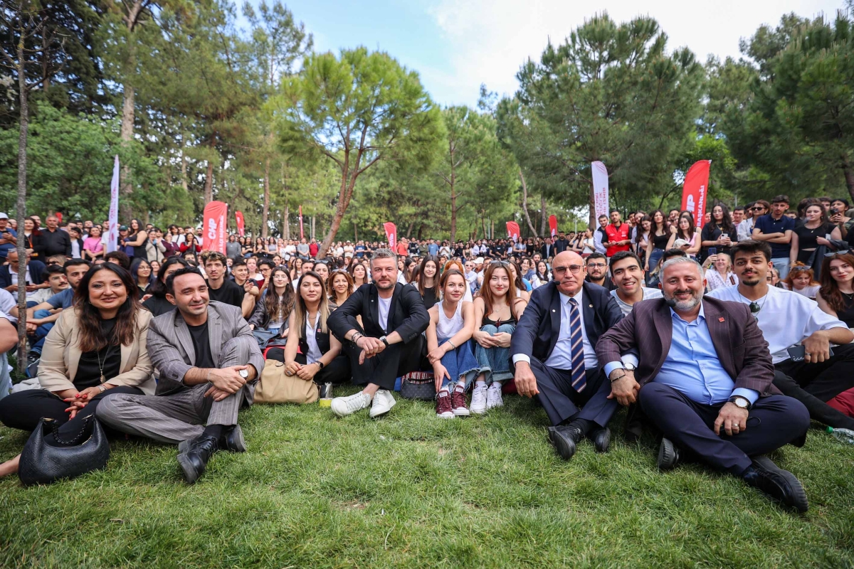 CHP’li Milletvekili Tanal, Buca’da üniversitelilerle buluştu
