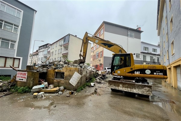 Giresun'da metruk binalar yıkılıyor