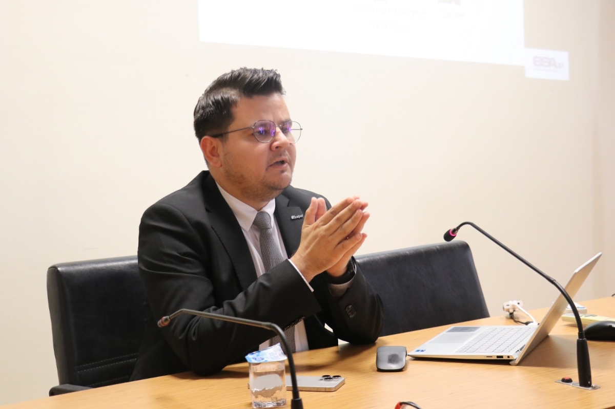 Altıntaş, Dış Ticaret öğrencileriyle bir araya geldi