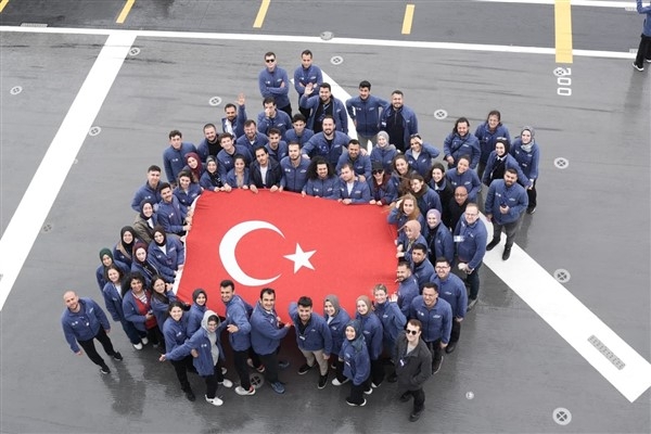 Gençler, TCG Anadolu ile Samsun'a doğru yolculuk yapıyor