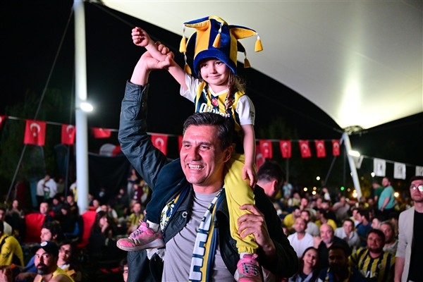 Manisalılar Fenerbahçe Beko'nun maçını Başkan Zeyrek’le izledi