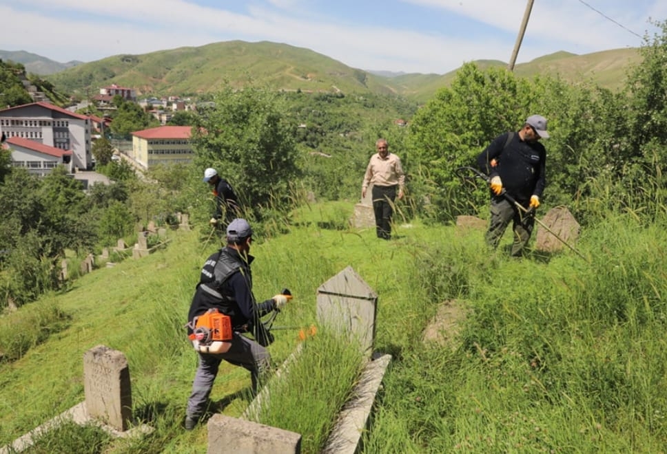 Bitlis Belediyesi’nden mezarlarda temizlik çalışması