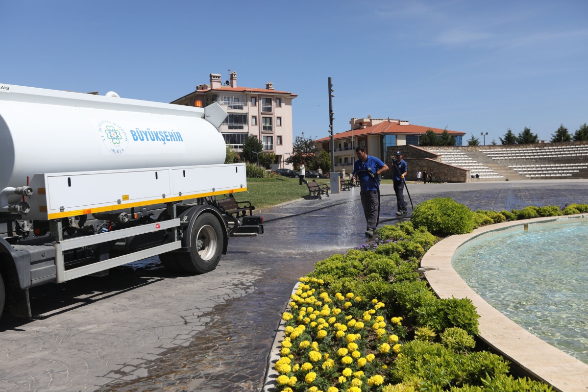 Muğla Büyükşehir Belediyesi'nden 13 ilçede temizlik çalışması