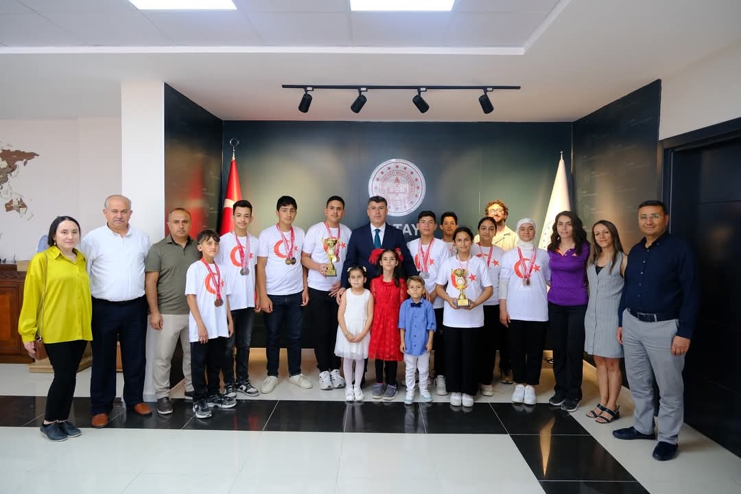 Hatay Hürriyet İşitme Engelliler Ortaokulu öğrencilerinden İl Müdürü Tüysüz'e ziyaret