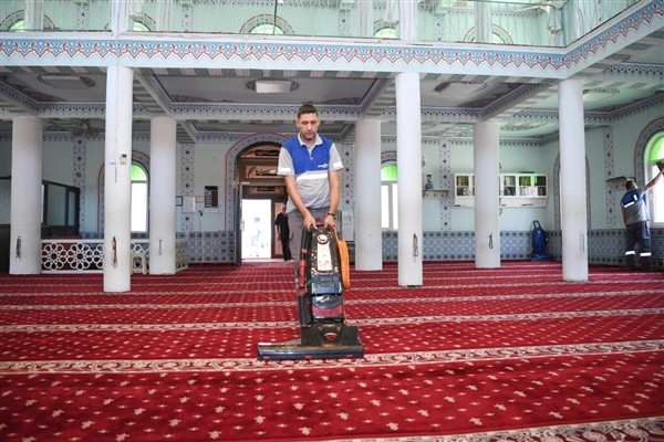 Konyaaltı Belediyesi ekiplerinden ibadethane temizliği
