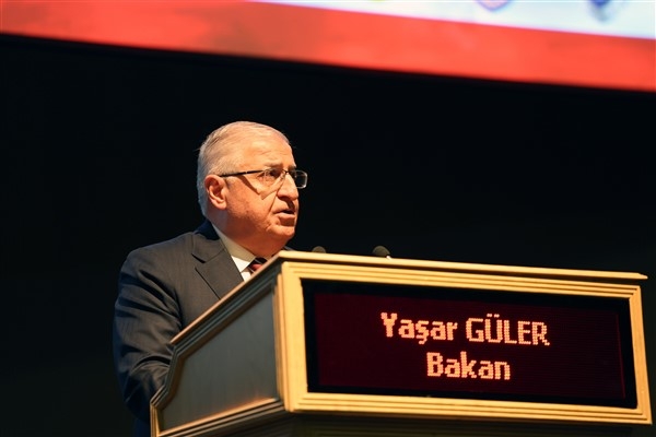 Bakan Güler, bayram namazını mehmetçiklerle birlikte kıldı