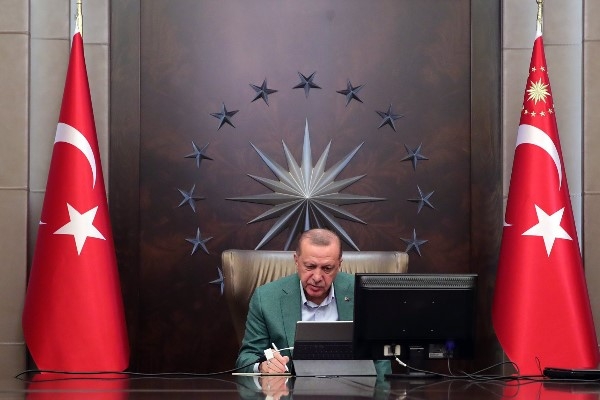 Cumhurbaşkanı Erdoğan'dan CHP Genel Başkanı Özel'e geçmiş olsun telefonu