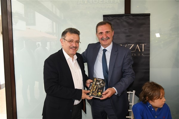 Başkan Genç, Şakar'ın imza gününe katıldı