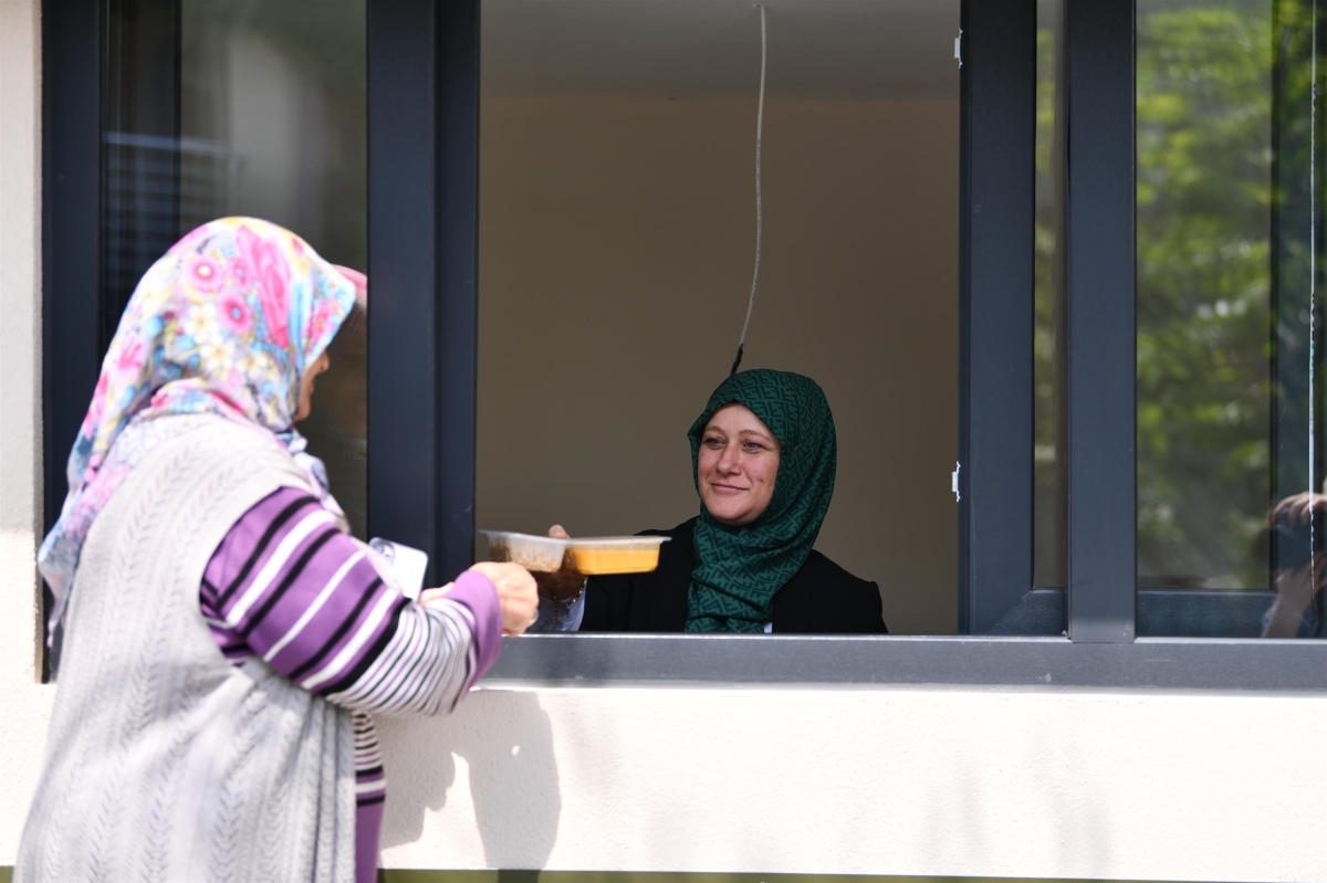 Balıkesir’de Yakın Mutfak binlerce kişiye sıcak yemek ulaştırdı