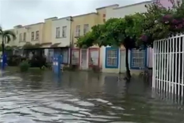 Meksika'nın Pasifik kıyılarını tropikal fırtına ve kasırga vurdu