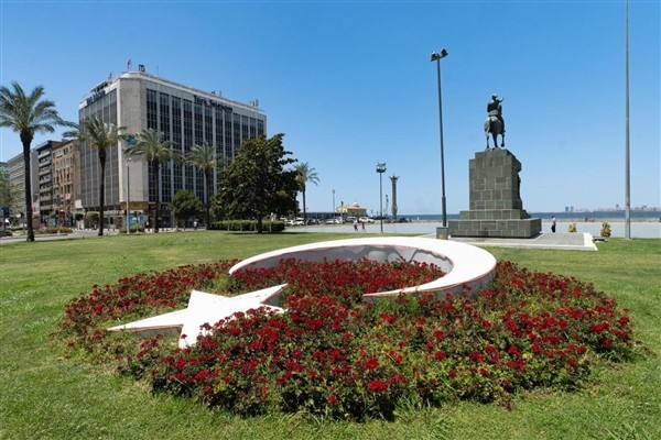 İzmir'de meydanlar yazlık çiçeklerle donatılıyor