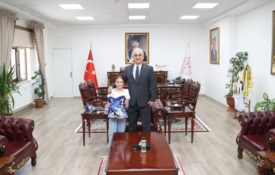Sırbistan’daki Badminton Şampiyonası’nda ilk 8’e kalan Alarslan'dan Vali Çakır’a ziyaret