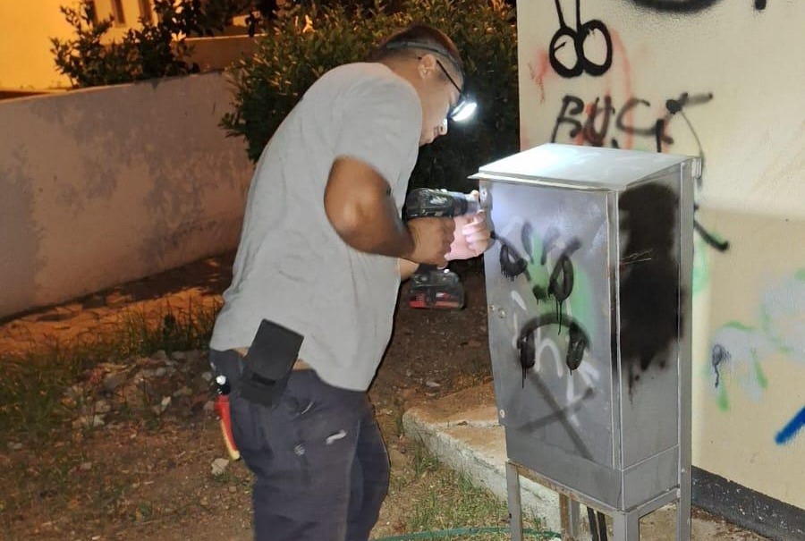 Marmaris'te elektrik ekibi sahada çalışmalarını sürdürüyor