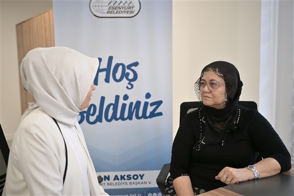 Esenyurt'ta evinden tahliye edilen yaşlı kadına belediye ekipleri destek oldu