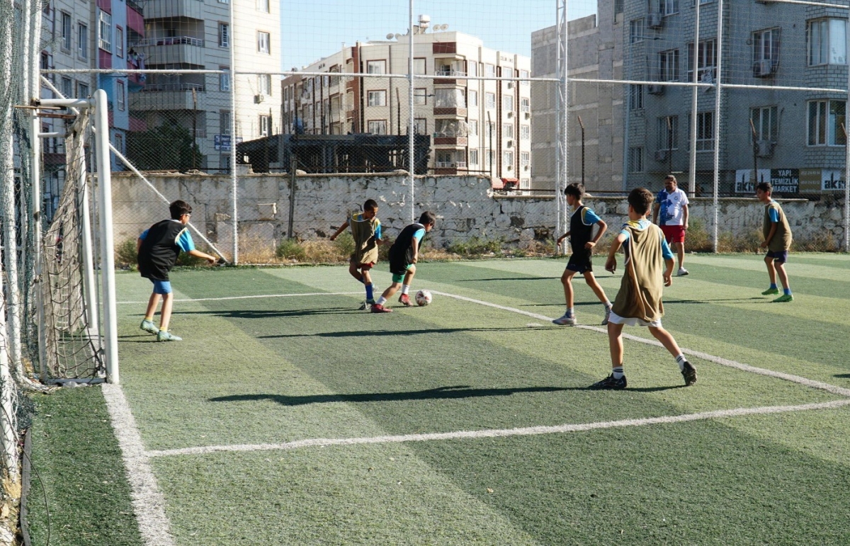 Haliliye'de yaz futbol kursu, çocuklar tarafından yoğun ilgi gördü