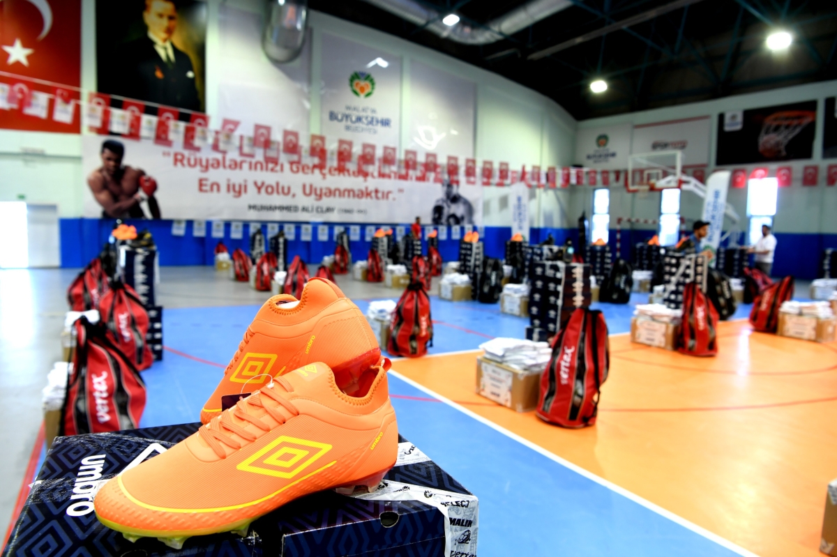 Malatya'da amatör spor kulüplerine 10 milyon TL değerinde spor malzemesi desteği