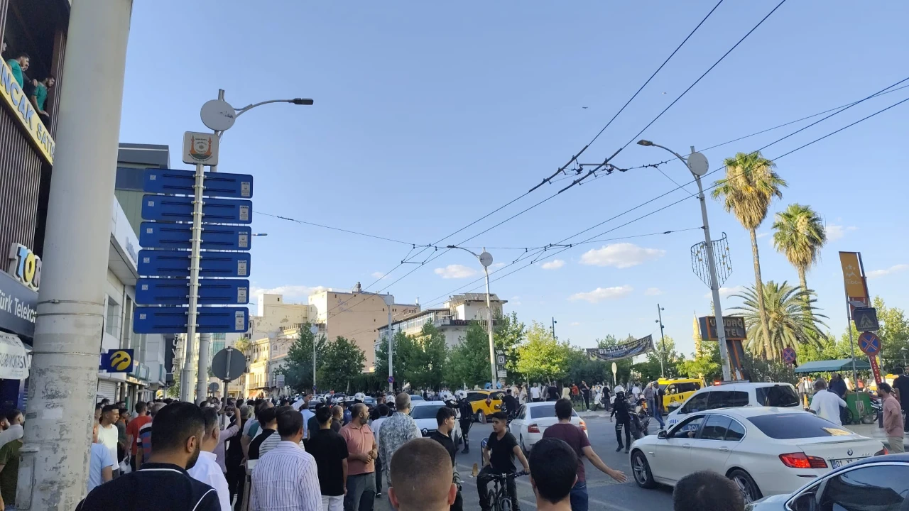 Şanlıurfa'nın Eyyübiye ilçesine bağlı Kapaklı Pasajı'nda borç kavgası! Sopa ve silah çıktı