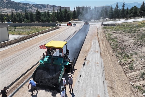 Isparta'da 1002 TOKİ yeni bağlantı yolu asfaltlanıyor