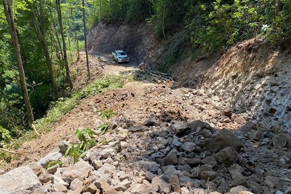Trabzon Büyükşehir Belediyesi'nin yol çalışmaları sürüyor