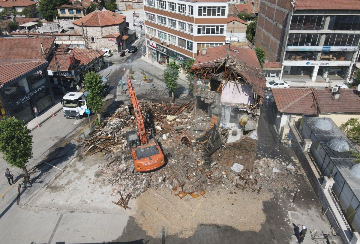 Çorum'da Tarihi Şehir Meydanı içerisindeki son binalar da yıkıldı