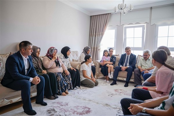 Başkan Tugay, yangın şehidi İbrahim Demir’in ailesini ziyaret etti