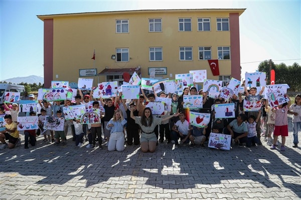 Van'da çocuklar hayallerindeki dünyayı resmetti