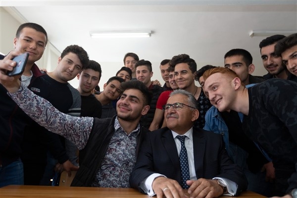 Başkan Büyükkılıç, üniversite öğrencisi adaylarını Kayseri’ye davet etti