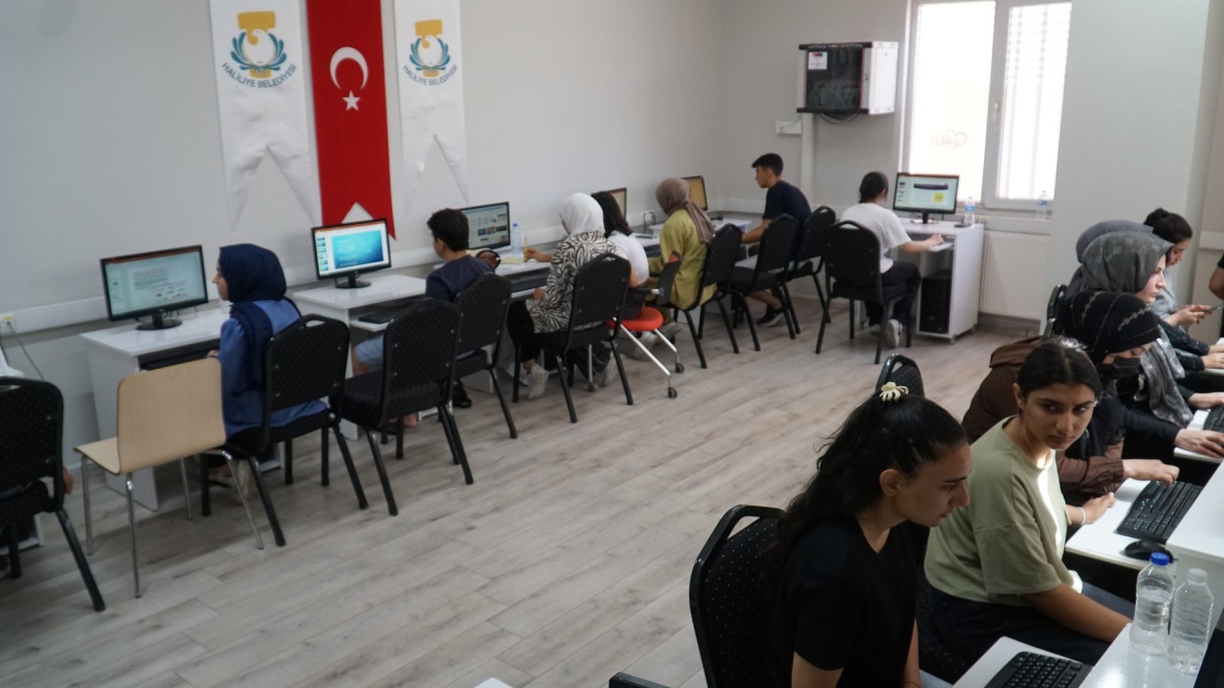 BAHÇELİEVLER GENÇLİK MERKEZİ’NDE BİLGİ VE SANAT BULUŞUYOR