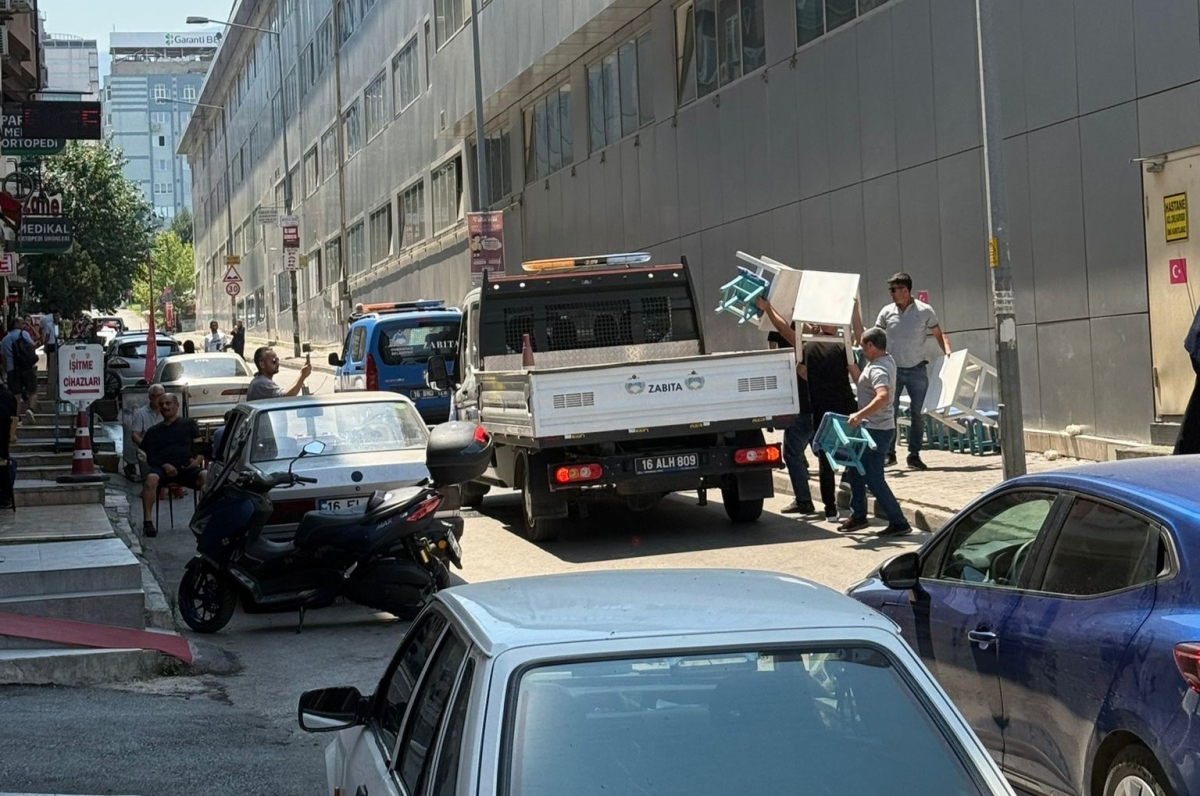 Osmangazi'de kaldırımdaki masa ve sandalyeler kaldırıldı
