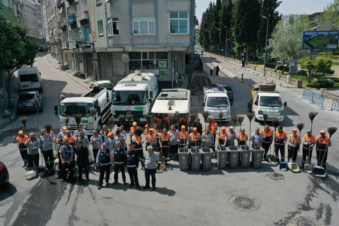 Zeytinburnu sokaklarında serinleten yaz temizliği