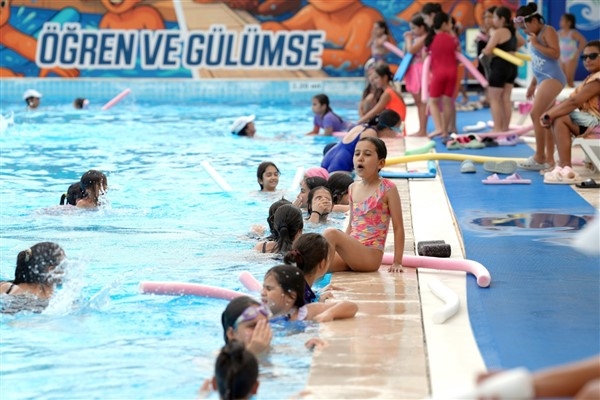 Çukurova Belediyesi’nde yüzme kursları ilgi görüyor
