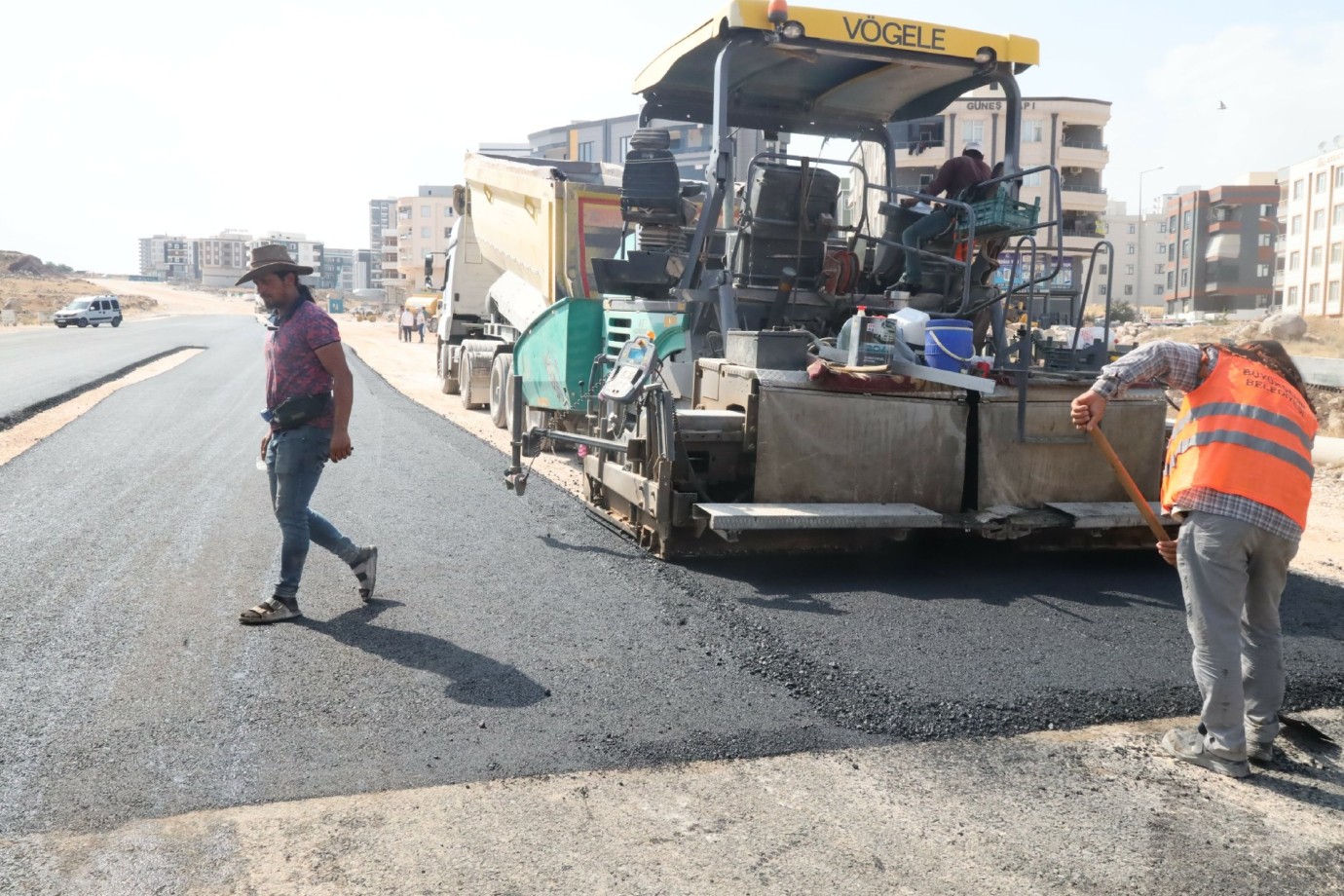 BÜYÜKŞEHİR’DEN KARAKÖPRÜ’NÜN GELİŞEN MAHALLELERİNE ULAŞIM ATAĞI  BADILLI SAİT BEY BULVARI HİZMETE GİRDİ