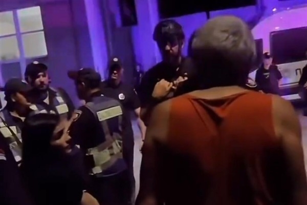 Ukrayna'da kadınlar askere alınan yakınlarını kurtarmak için stadyum bastı