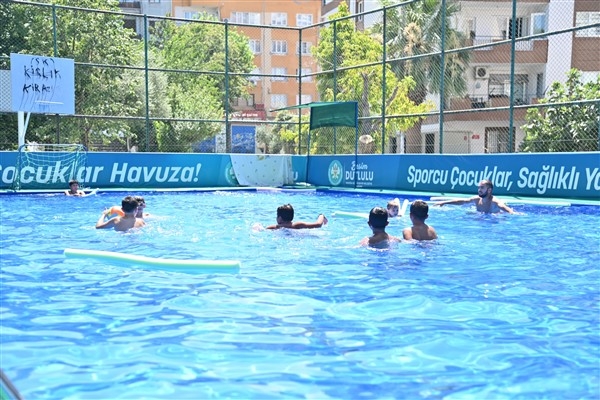 Manisa’da çocuklar portatif havuzlarında yüzüyor