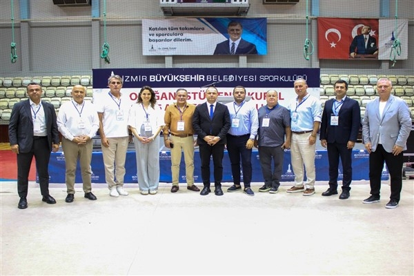 İzmir Büyükşehir Belediyesi Spor Kulübü’nde bayrak değişimi