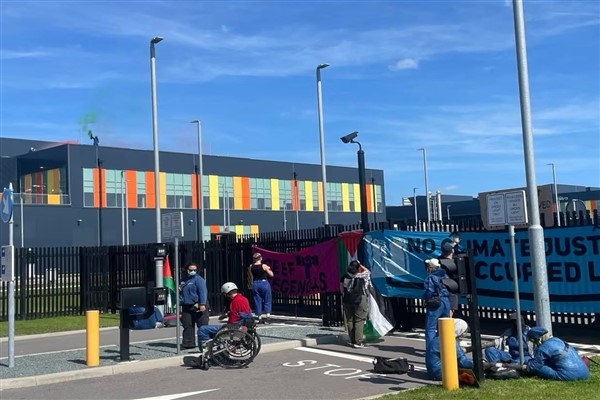 Hollanda'da, İsrail askeri verilerini depolayan Microsoft sitesinin çatısında protesto