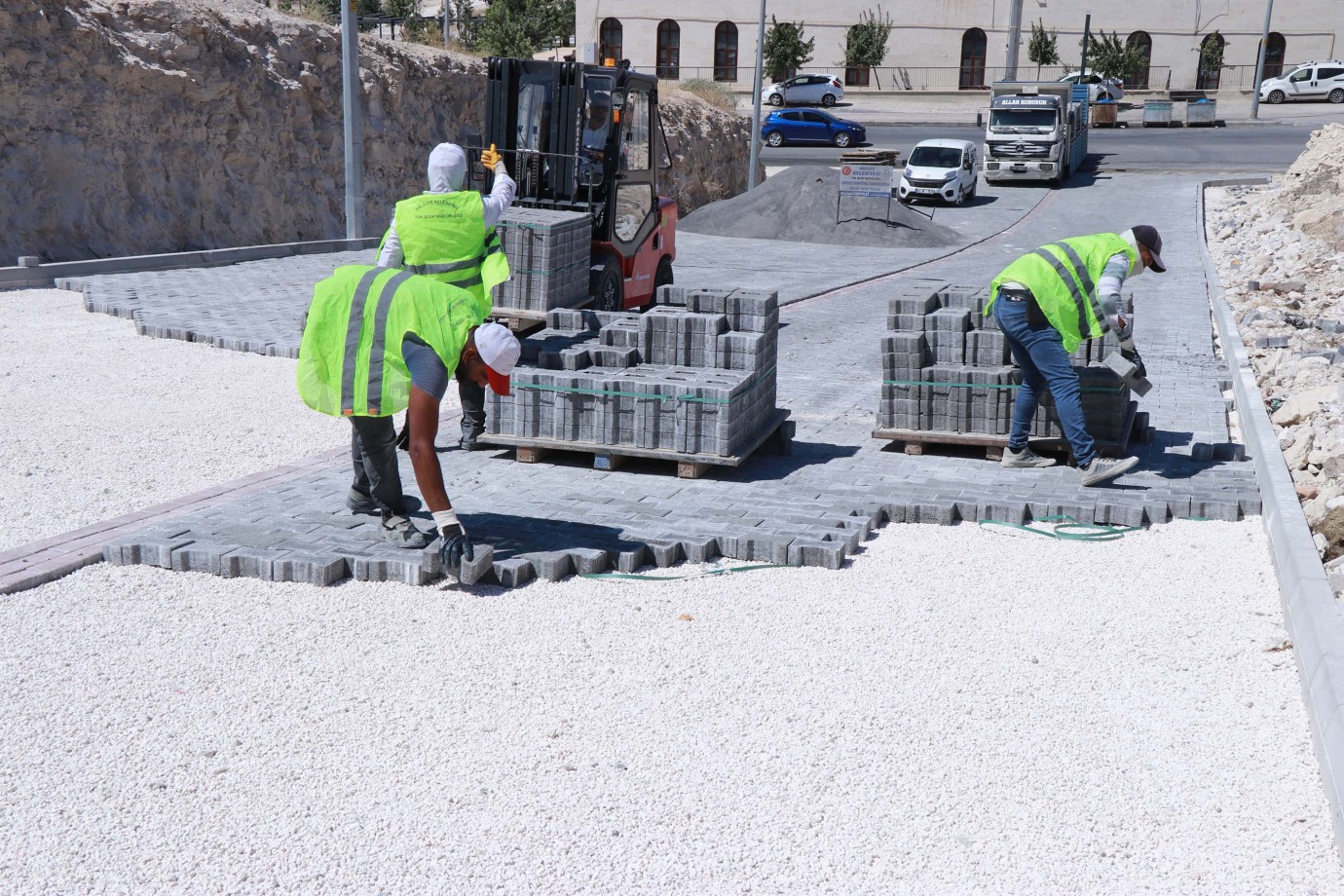 HALİLİYE'DE PARKE TAŞI ÇALIŞMALARIYLA YOLLAR YENİLENİYOR