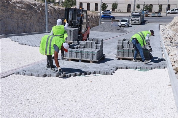 Haliliye'de parke taşı çalışmalarıyla yollar yenileniyor