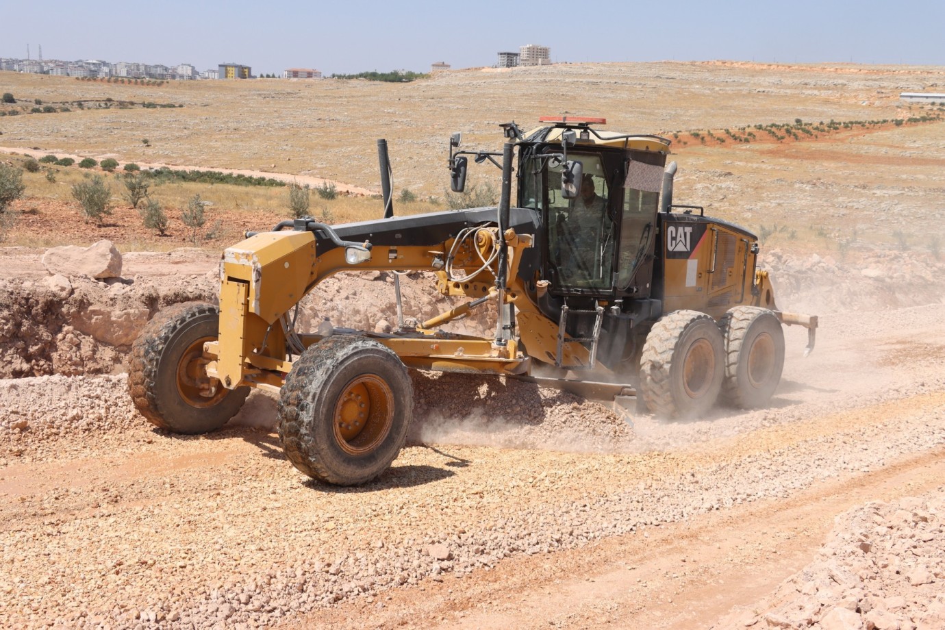 BÜYÜKŞEHİR, 39 KM’LİK GRUP YOLU İÇİN ASFALT HAZIRLIKLARINI HIZLANDIRDI
