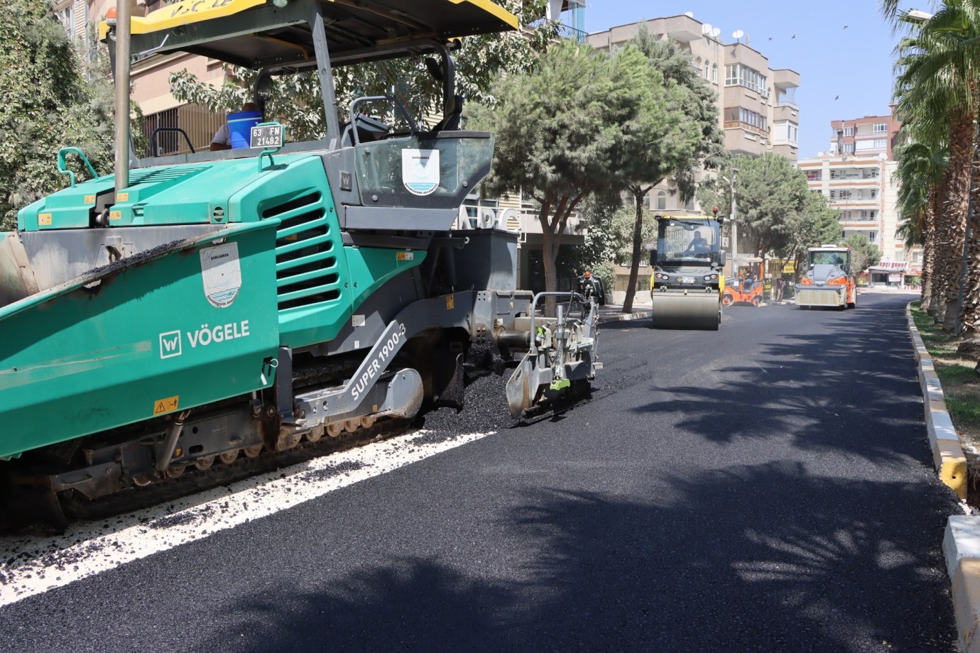 KARAKÖPRÜ’DE DEFORME OLAN YOLLAR SICAK ASFALTLA YENİLENİYOR