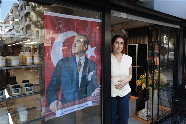 Konak Belediyesi’nden esnafa 30 Ağustos hediyesi