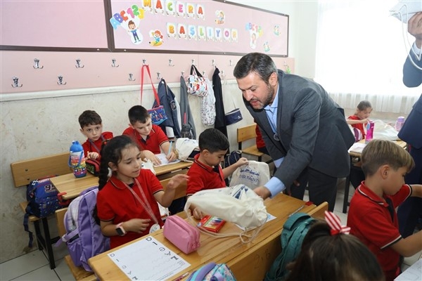 Başkan Çetinkaya, öğrencilere “Okula Başlangıç Setleri”ni dağıttı