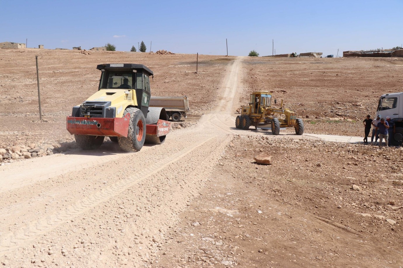 HALİLİYE’DE KIRSALDA HİZMET DEVAM EDİYOR: TOPRAKLI MAHALLESİ’NDE YOL ÇALIŞMALARI