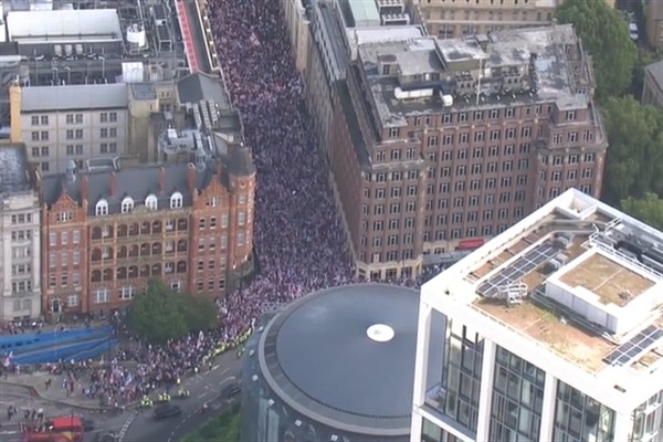 Londra'da Tommy Robinson mitingine 150.000 kişi katıldı, onlarca polis yaralandı