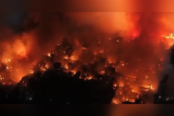 Manila'da büyük yangın konutları yakıp yıktı