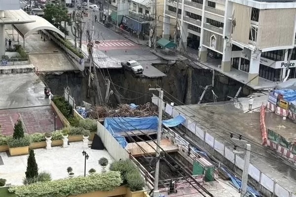 Bangkok'un merkezinde devasa bir çukur ortaya çıktı