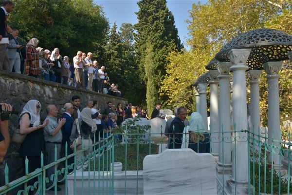 Müren, Bursa'da mezarı başında anıldı